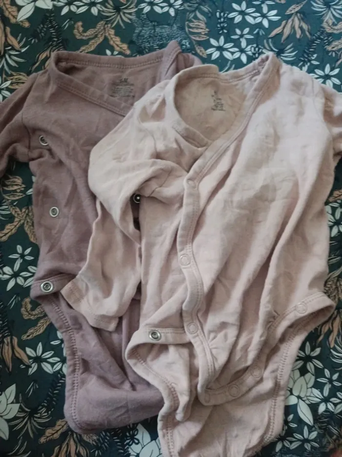 Lot de 2 bodies croisés H&M 68cm rose foncé et clair