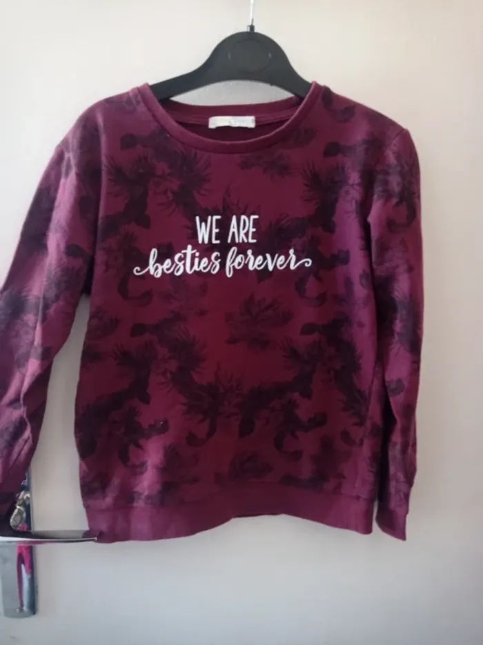 Pull bordeaux avec motif pour fille