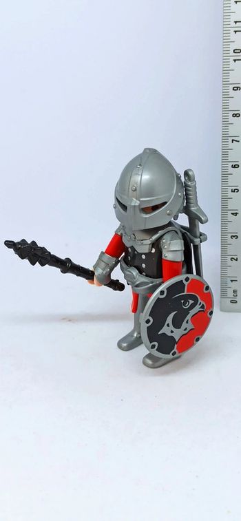 Homme chevalier motif faucon avec cape noire et deux armes playmobil