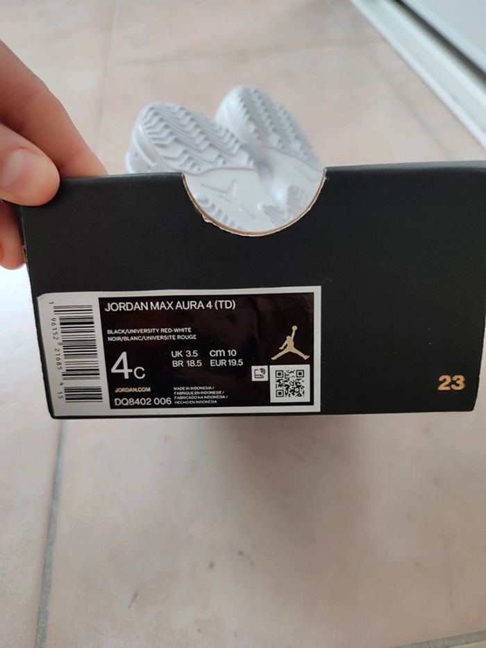 Baskets Jordan Max Aura 4
Pointure 19.5 - photo numéro 4