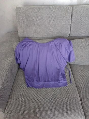 Joli haut violet avec ouverture sur les manche taille 40