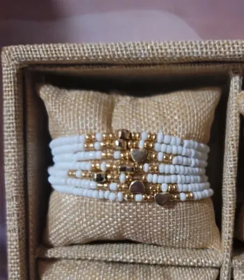 Bracelets perles blanches et cœurs dorés