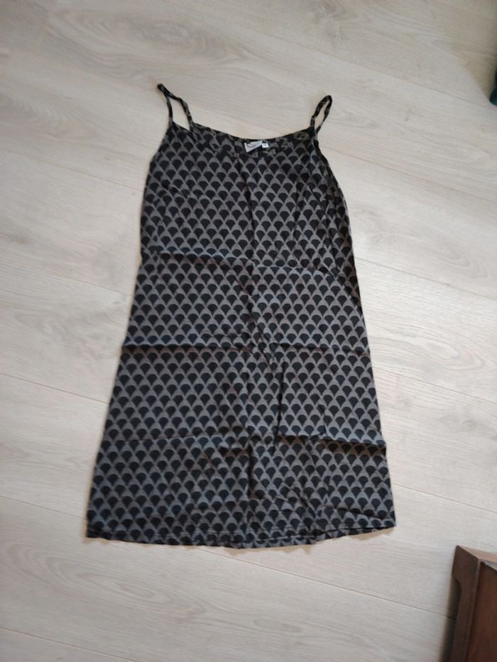 Robe courte à fines bretelles. Taille M.
