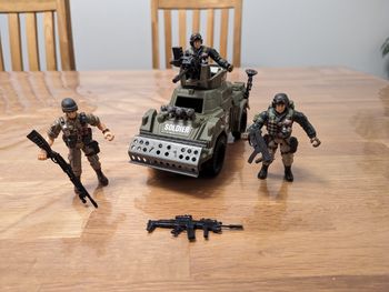 Lot 8 militaire
Bon état