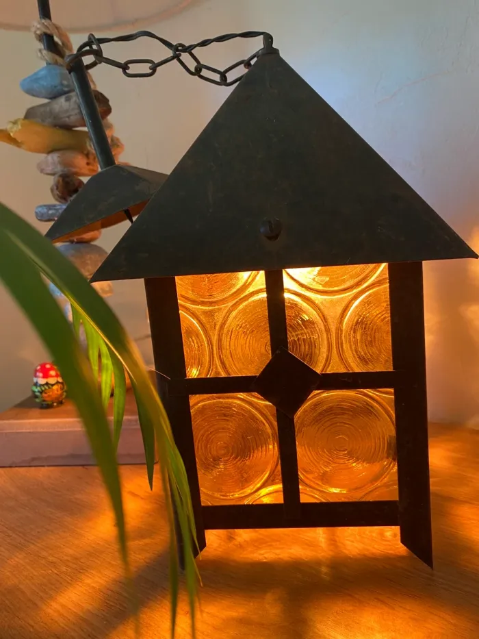 Lustre lanterne en fer forgé et vitraux