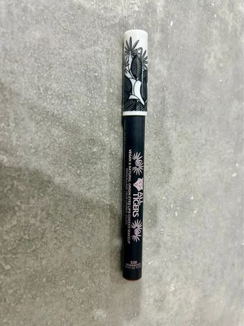Maquillage crayon yeux lèvre joue neuf