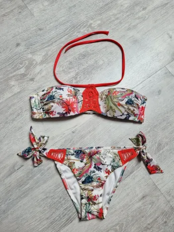 Bikini fleuri Calzedonia bas en XS et haut en 34 rembourré