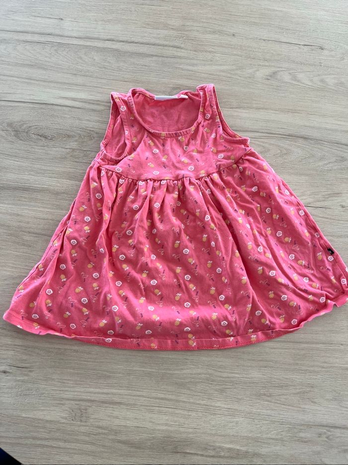 Robe à motif fleurs, ananas et flamants roses