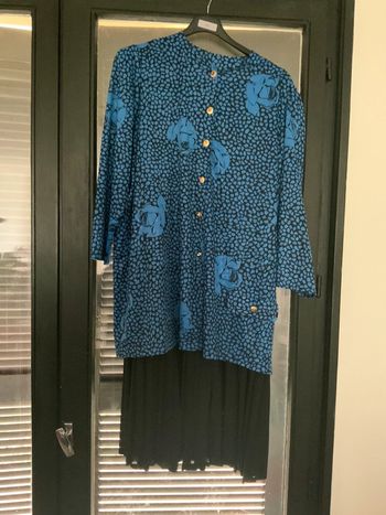 Robe manches longues, imprimé bleu sur fond noir