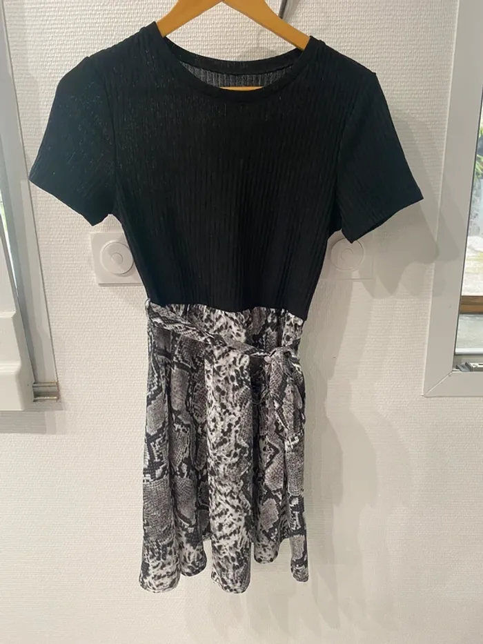 Robe noire et blanc coton et serpent - photo numéro 2