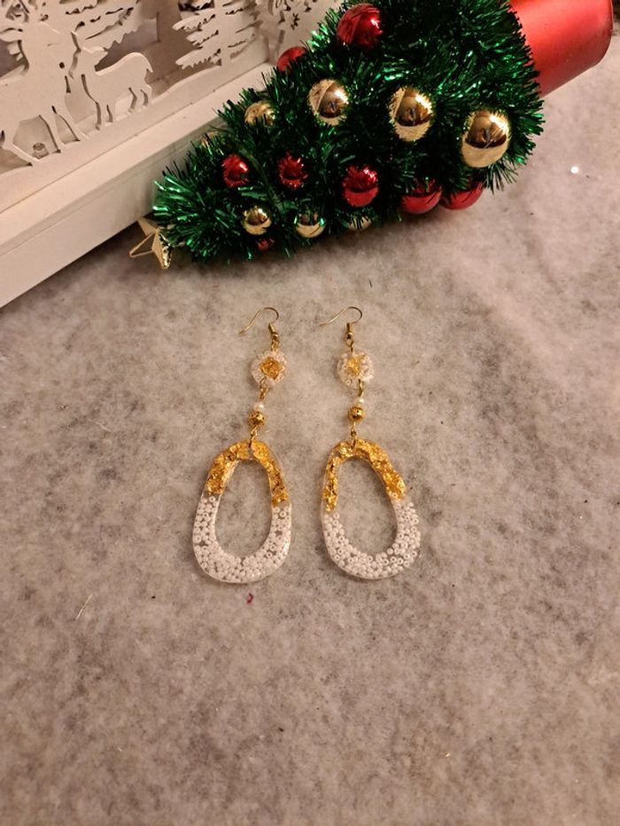 Boucles d'oreilles pendante en résine blanche et doré