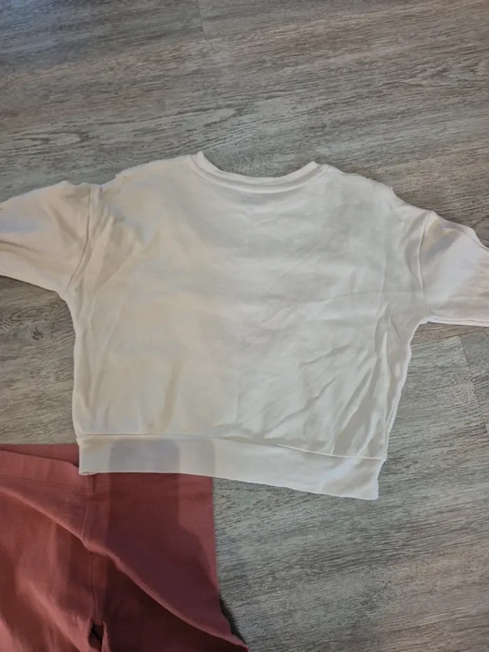 Sweat beige à broderies anglaises et legging rose - photo numéro 3