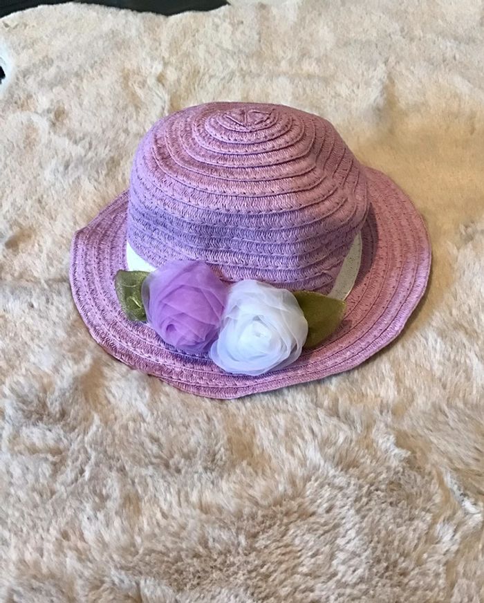 Très jolie chapeau taille 53 soit 3/5 ans lilas avec fleurs (0623)