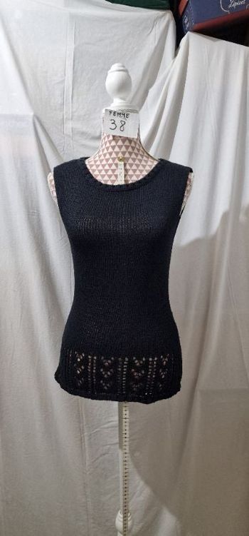 Pull, noir sans manche, ajouré dans le bas, en très bon état, en acrylique, longueur 61cm