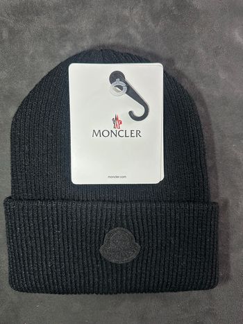Bonnet Moncler noir ton sur ton –  étiquette