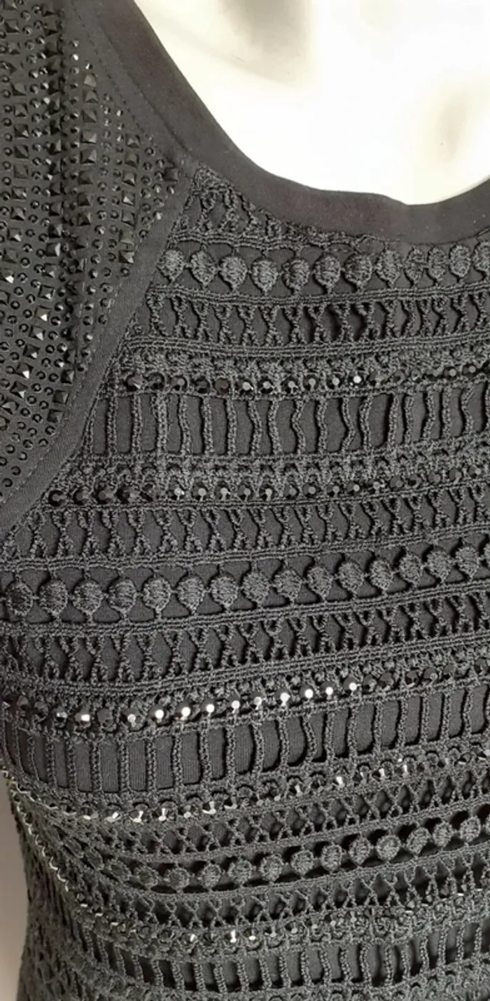 Joli haut noir avec dentelle et strass noir. - photo numéro 4