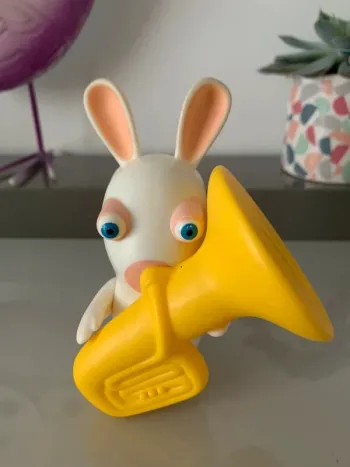 Figurine lapin crétin musicien