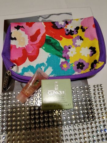 Trousse de maquillage Clinique avec produits