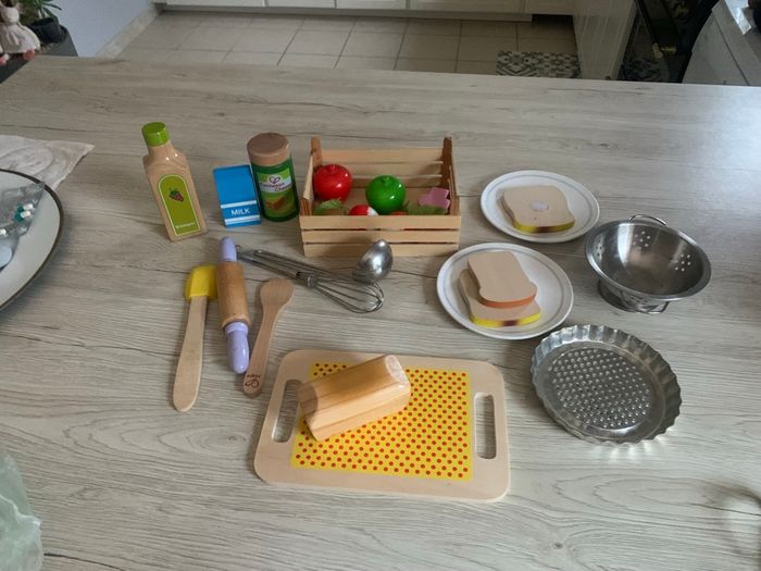 Dînette et nourriture en bois et métal pour enfant