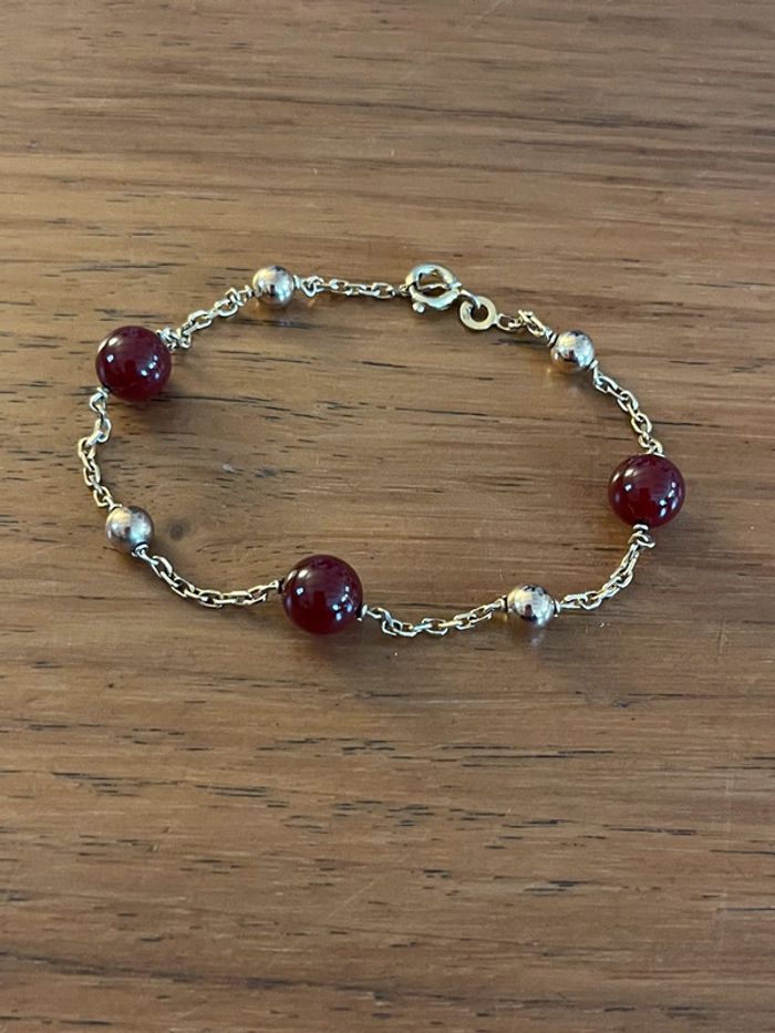 Bracelet doré vintage avec perles dorées et pierres rouges L: 18,5 cm
