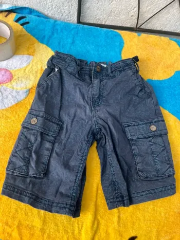 Bermuda bleu marine  avec léger motif vertbaudet taille 6 ans
