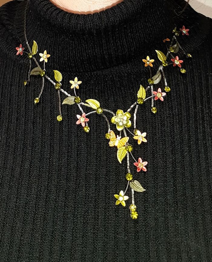 Très joli collier plastron fleurs feuilles papillon strass - photo numéro 4