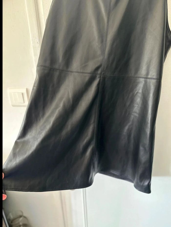 Robe courte à bretelles en similicuir noir taille M Mango - photo numéro 4