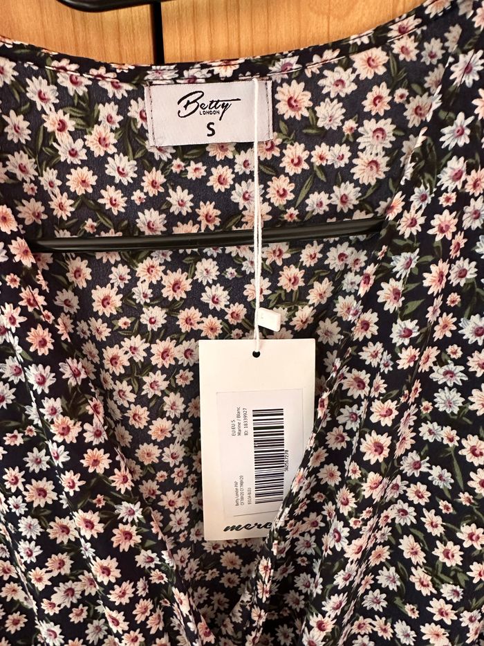 robe portefeuille Taille 36 manches longues Betty London fleuri tons bleu foncé NEUVE - photo numéro 3