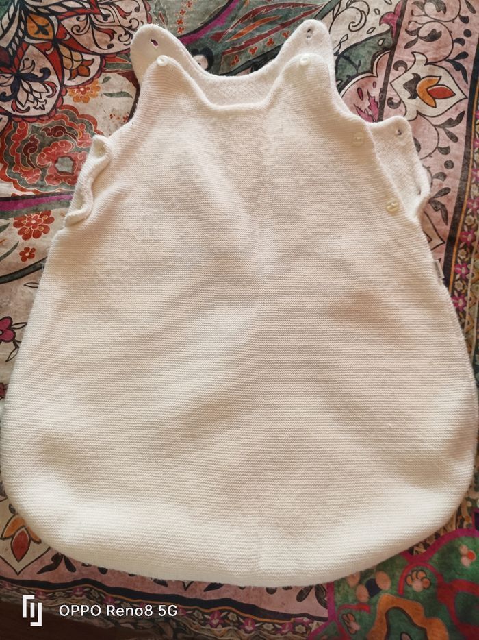 Combinaison, gigoteuse, ouverture pour la poussette, et un cale bébé 0 à 3 mois. 20€ le lot. - photo numéro 2
