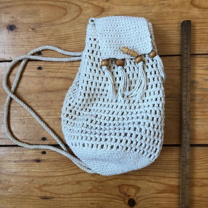Sac en crochet bohème porté épaule