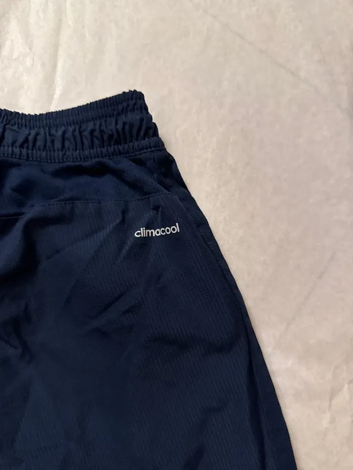 Short Adidas taille 9/10 ans 2 poches avec zip - photo numéro 12