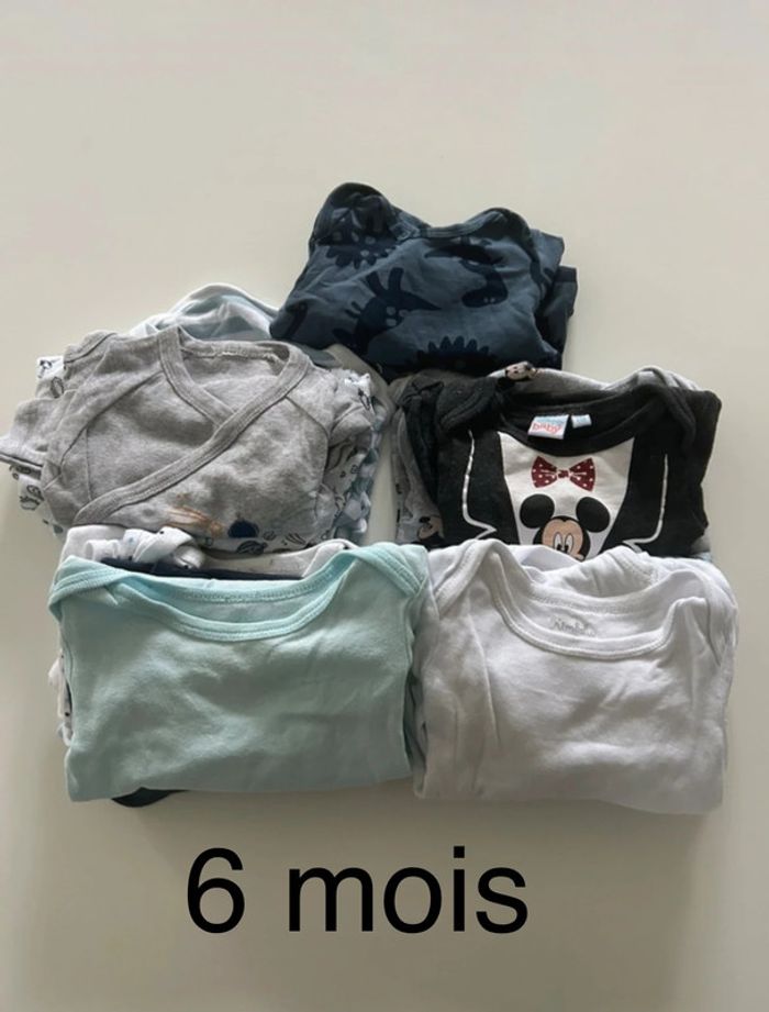 Lot 16 bodies manches longues 6 mois