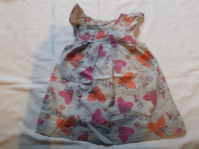 Robe grise motif gros cœurs couleur