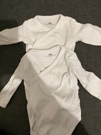 Lot de 2 bodies blancs taille 3 mois
