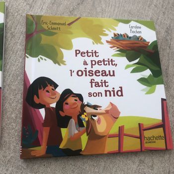 Petit à petit, l’oiseau fait son nid