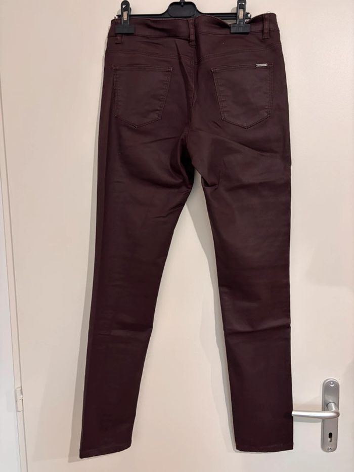 Pantalon Camaïeu couleur bordeaux - photo numéro 3
