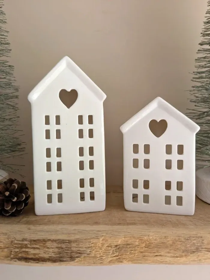 Petite maisonnette blanche lumineuse en céramique, éclairage LED - photo numéro 4