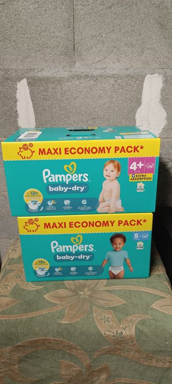 2 cartons couches Pampers taille 4+ et  5
