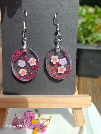 🌺 Pétales scintillants – Boucles d’oreilles fleuries rose éclatant