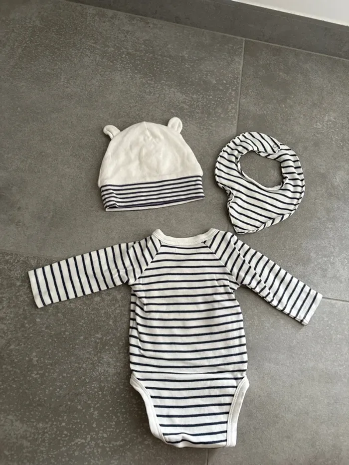 Ensemble body bavoir et body 3 mois - photo numéro 2