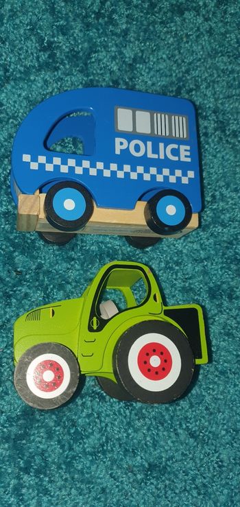 2 vehicules en bois