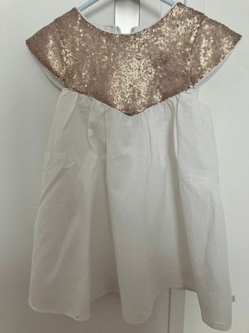 Jolie robe blanche avec sequins doré Obaibi