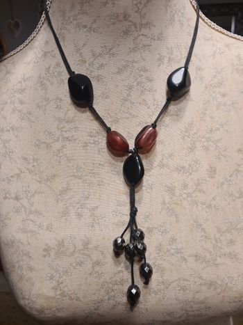 Collier. 40 cm. Marron et breloques noir.