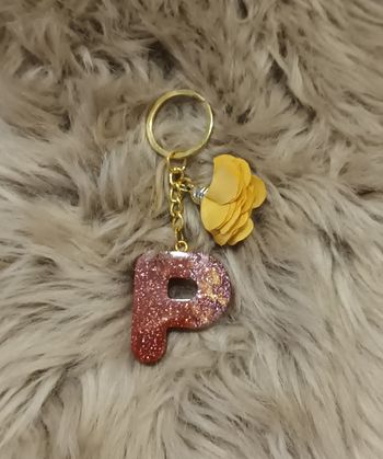 Porte clés lettre P bordeaux et rose paillettes