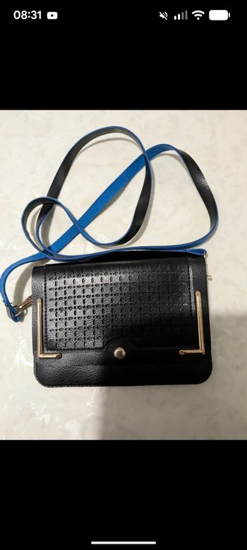 Beau sac bandoulière noir , dorure et bleu.