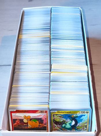 Lot de 100 cartes Pokémon VF en très bon état