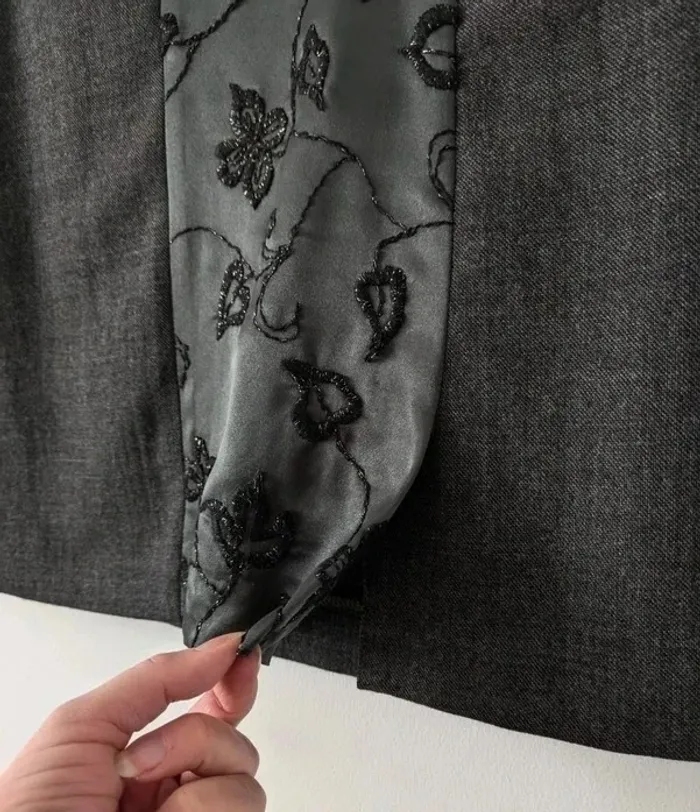 Mini-jupe brodée grise - Kenzo Jungle - taille 36 - photo numéro 2