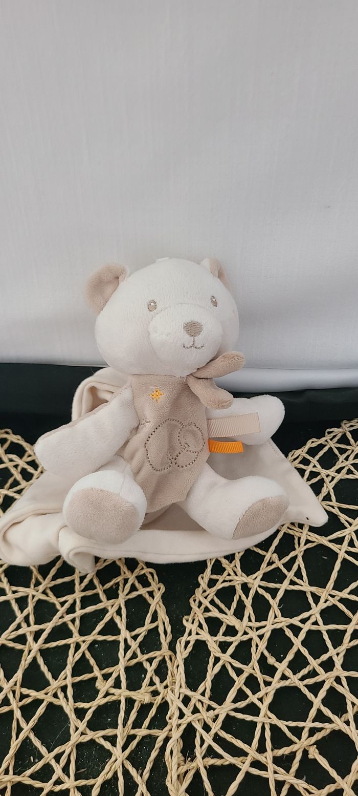 Doudou ours beige blanc mouchoir Cajou SUCRE D'ORGE