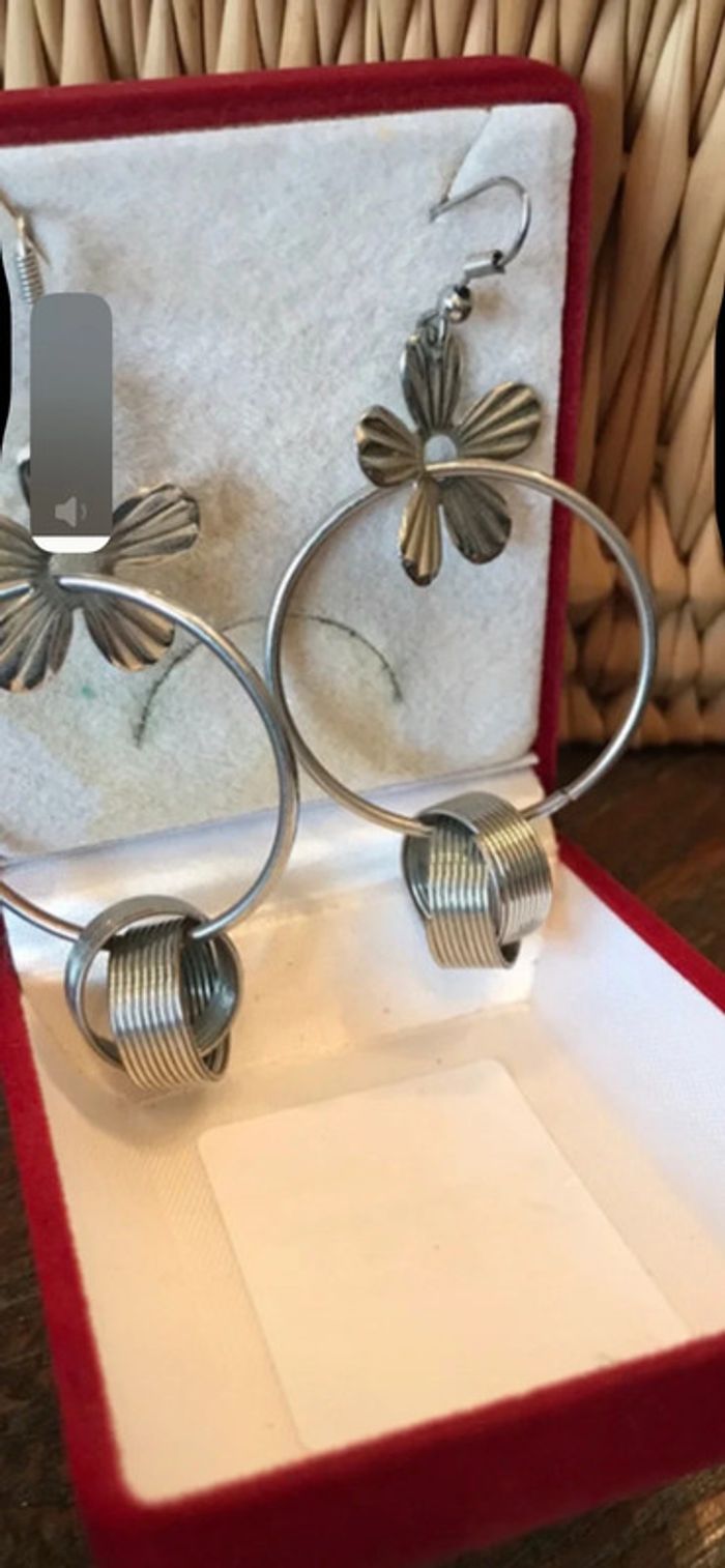 Magnifiques boucles d’oreilles anneaux , perles et fleurs - photo numéro 4