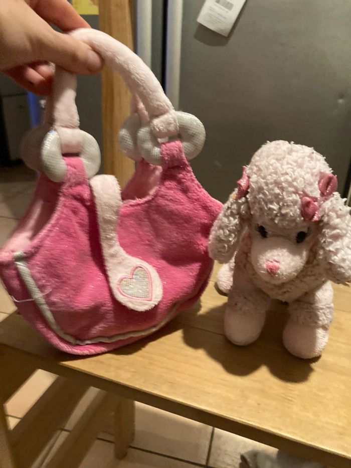 Peluche caniche rose et son sac de transport